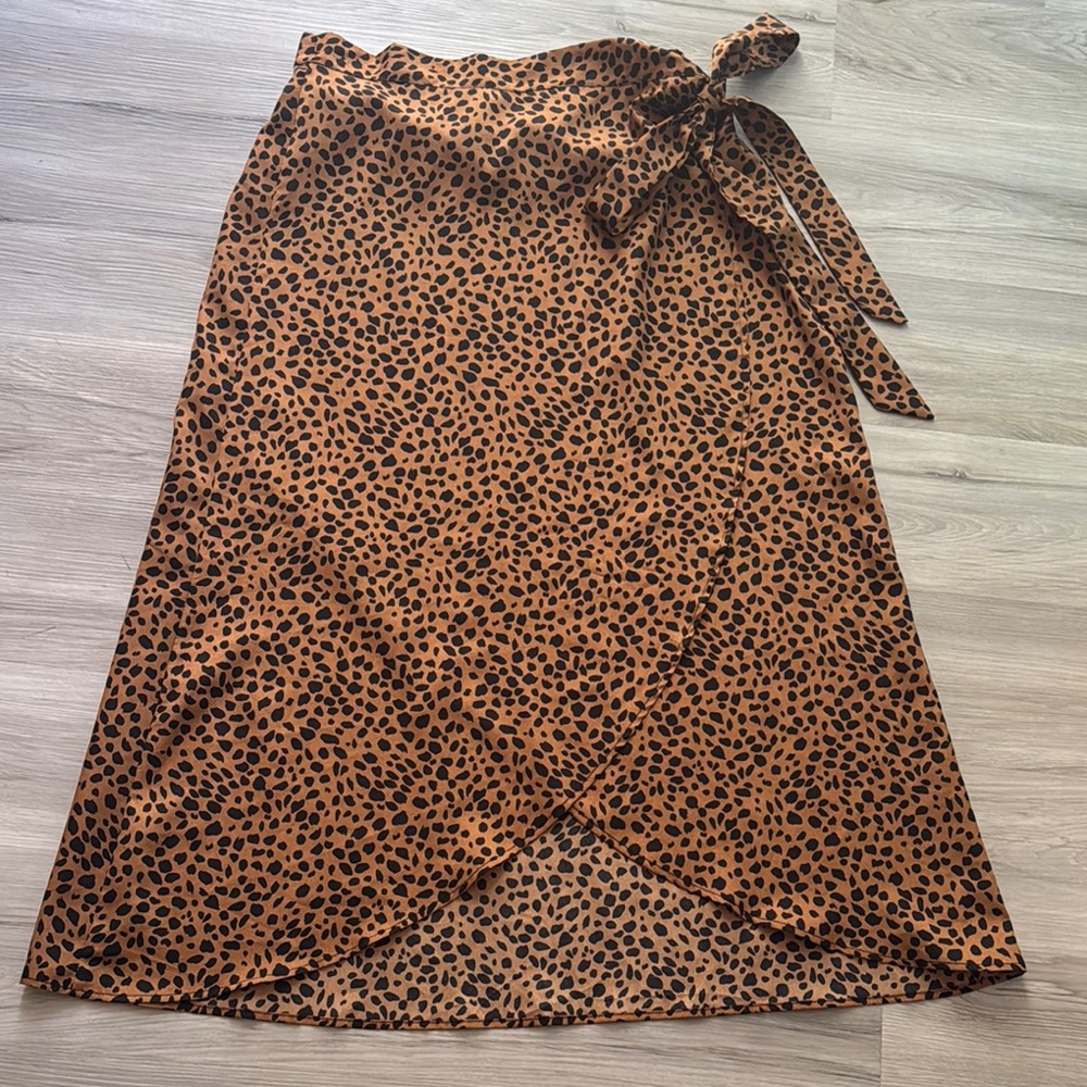 Chic Leopard Print Midi Skirt